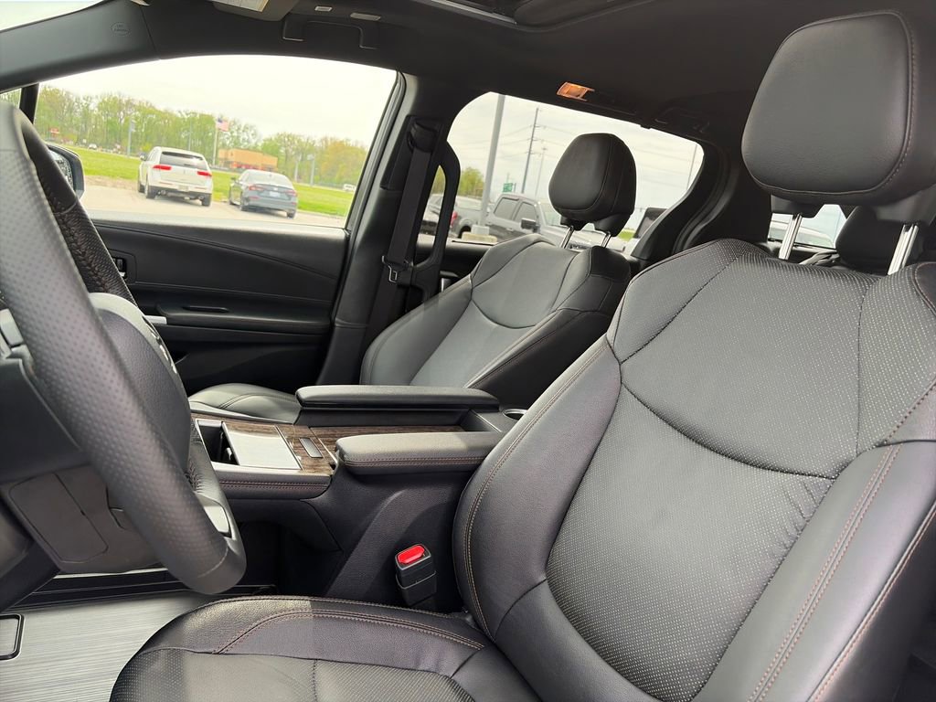 Used 2025 Toyota Sienna Platinum AWD/4WD image 21