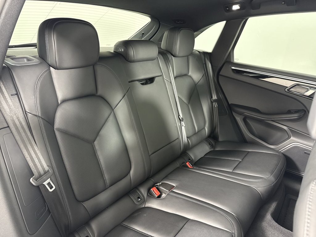 Certified 2025 Porsche Macan AWD/4WD image 23