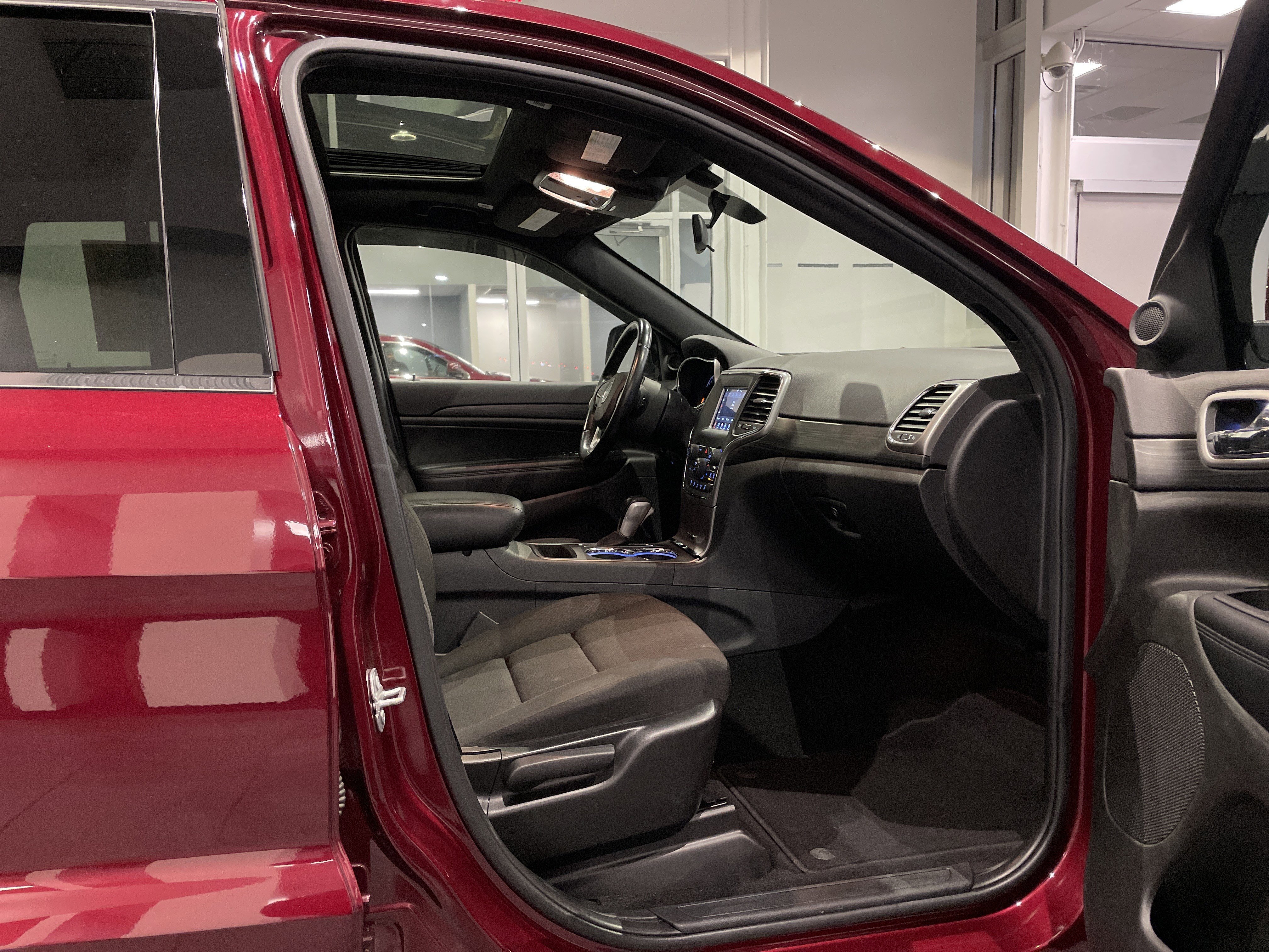 Used 2020 Jeep Grand Cherokee Laredo image 33