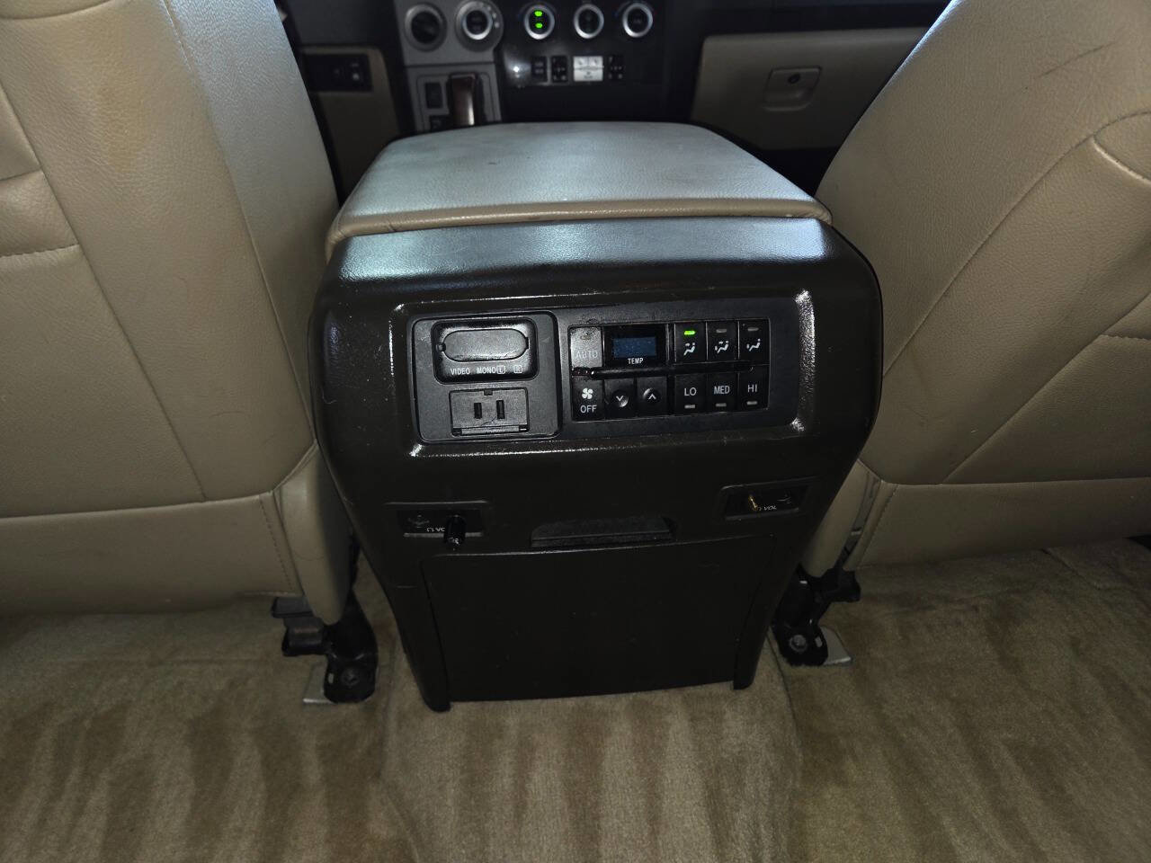 Used 2011 Toyota Sequoia Platinum AWD/4WD image 23