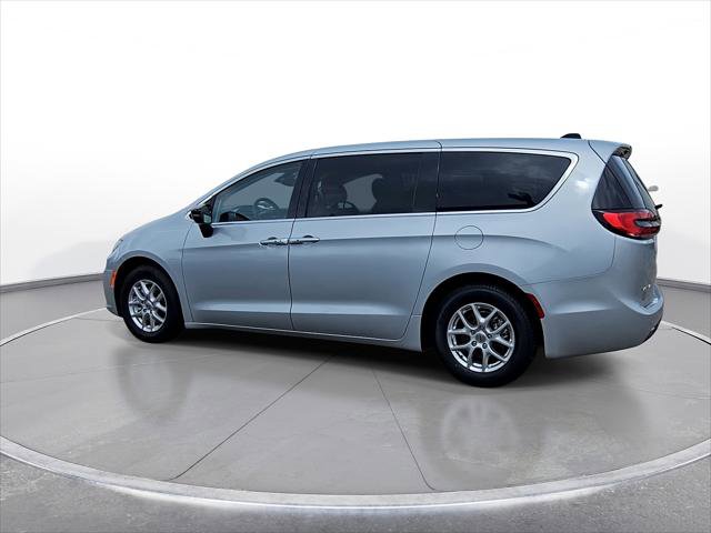 Used 2024 Chrysler Pacifica Touring-L FWD image 6