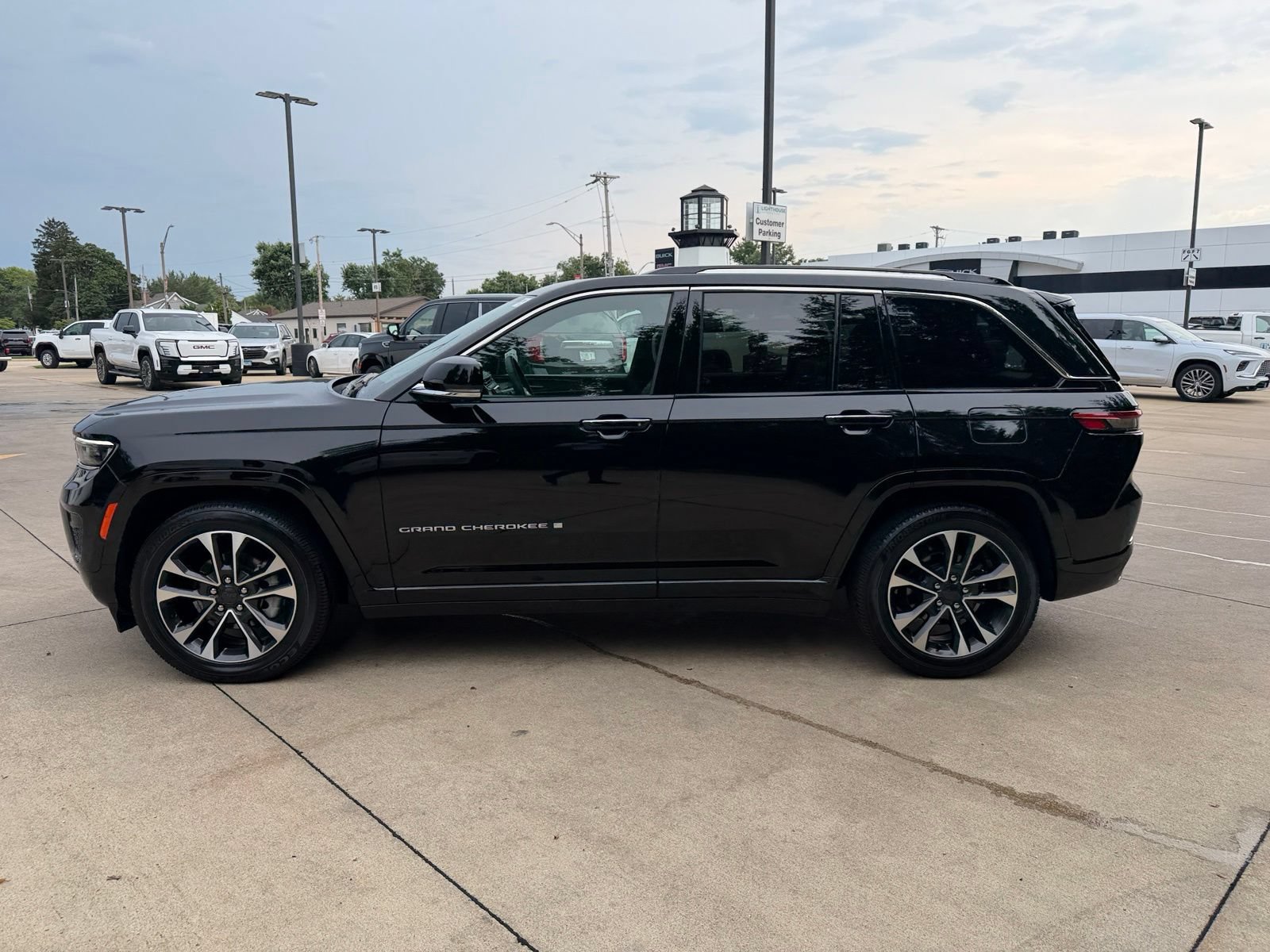 Used 2022 Jeep Grand Cherokee Overland w/ Adv Protech Group III AWD/4WD image 8