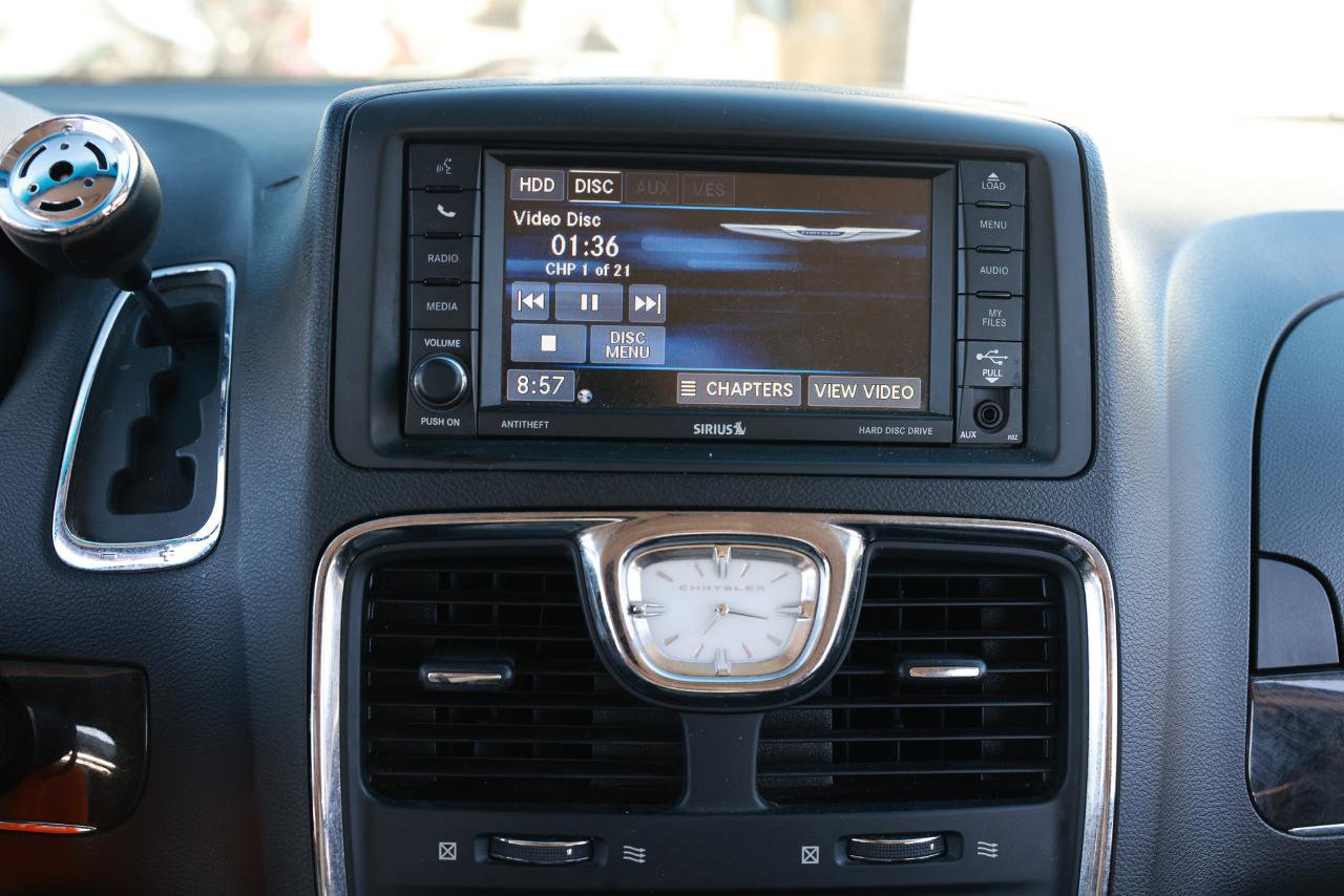 Used 2014 Chrysler Town & Country Touring FWD image 35
