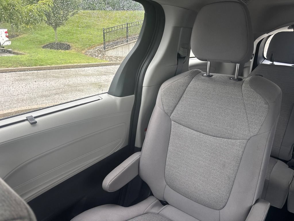 Used 2024 Toyota Sienna LE AWD/4WD image 26
