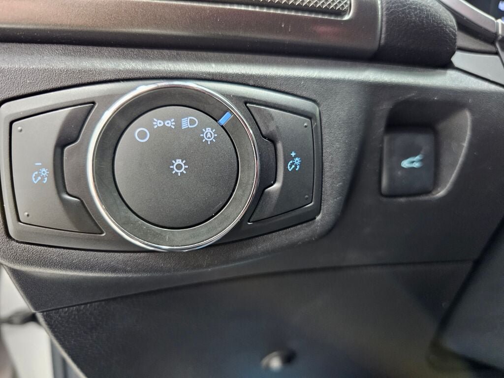 Used 2017 Ford Fusion SE w/ Fusion SE Technology Package FWD image 24