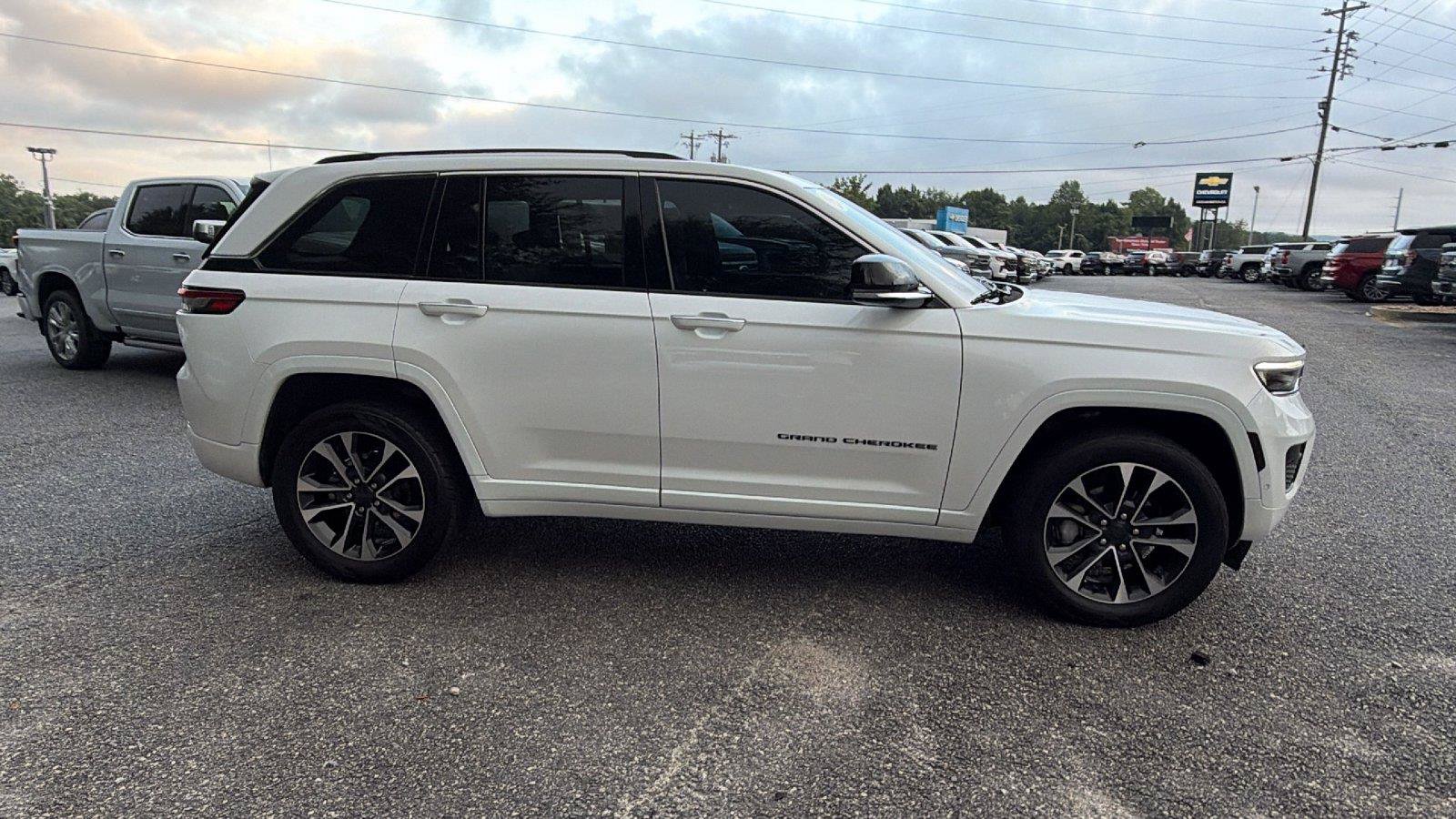 Used 2023 Jeep Grand Cherokee Overland RWD image 8