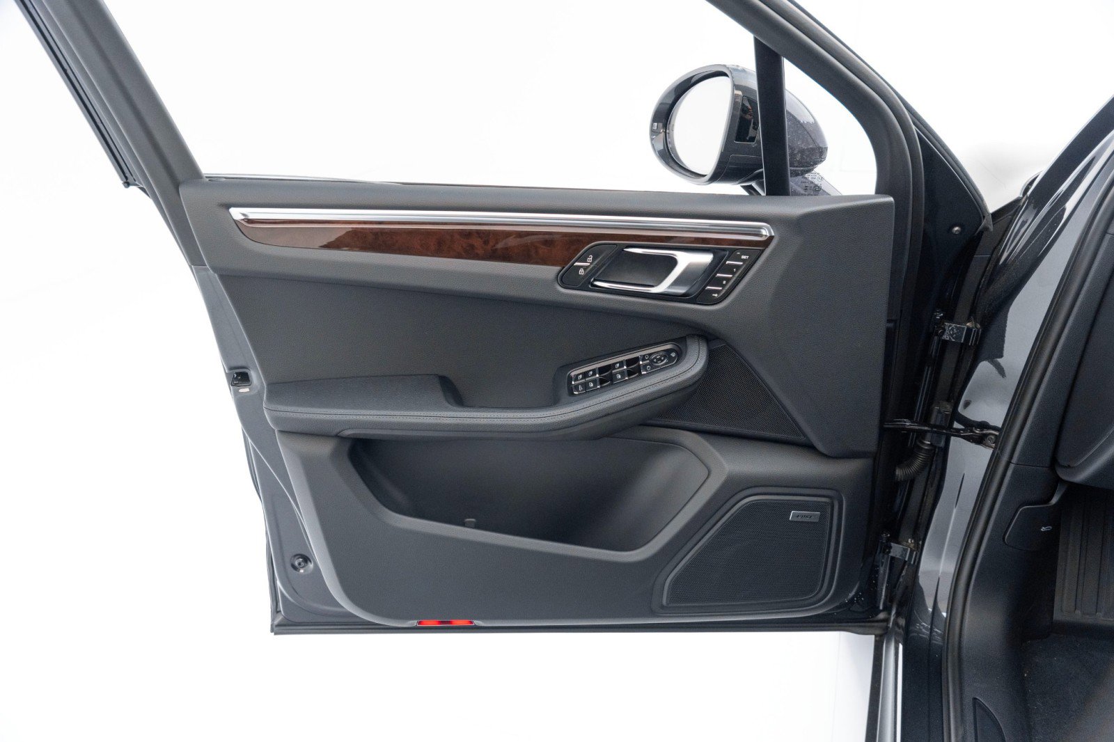 Certified 2025 Porsche Macan image 21