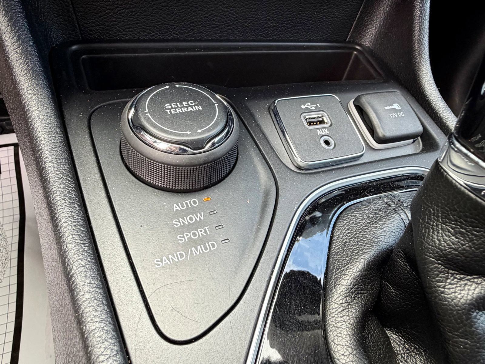 Used 2019 Jeep Cherokee Latitude Plus AWD/4WD image 40