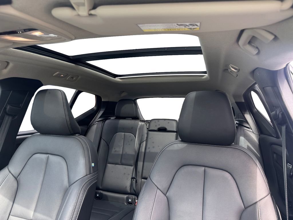 Certified 2025 Volvo XC40 B5 Plus image 24