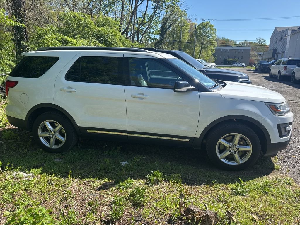 Used 2017 Ford Explorer XLT w/ Equipment Group 202A image 4