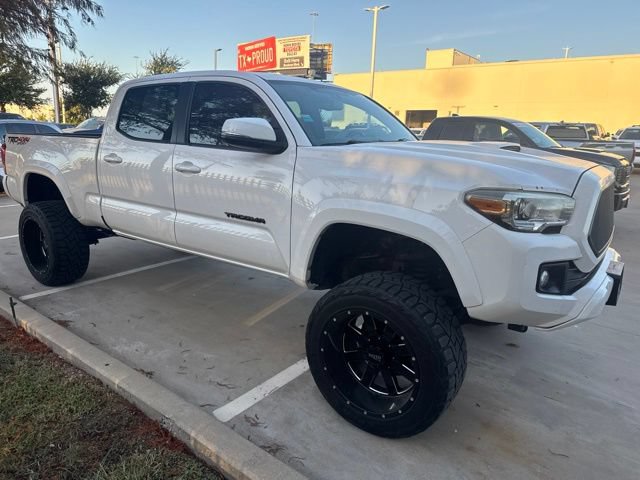 Used 2017 Toyota Tacoma TRD Sport AWD/4WD image 2