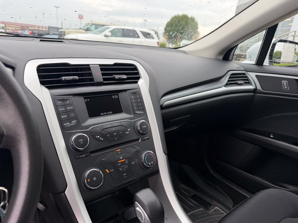 Used 2015 Ford Fusion SE FWD image 16