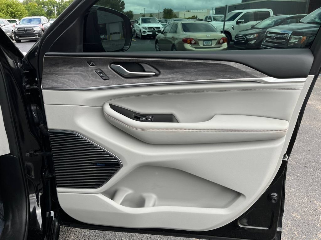 Used 2021 Jeep Grand Cherokee L Overland w/ Luxury Tech Group IV AWD/4WD image 22