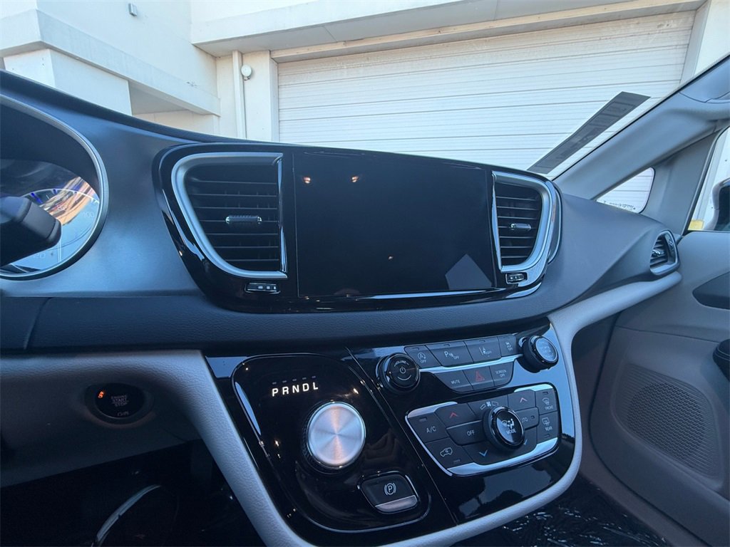 Used 2024 Chrysler Pacifica Touring-L image 21