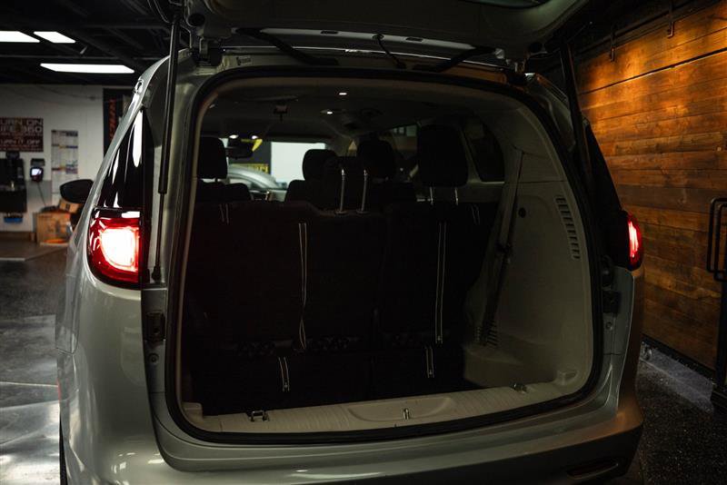 Used 2023 Chrysler Voyager LX image 7