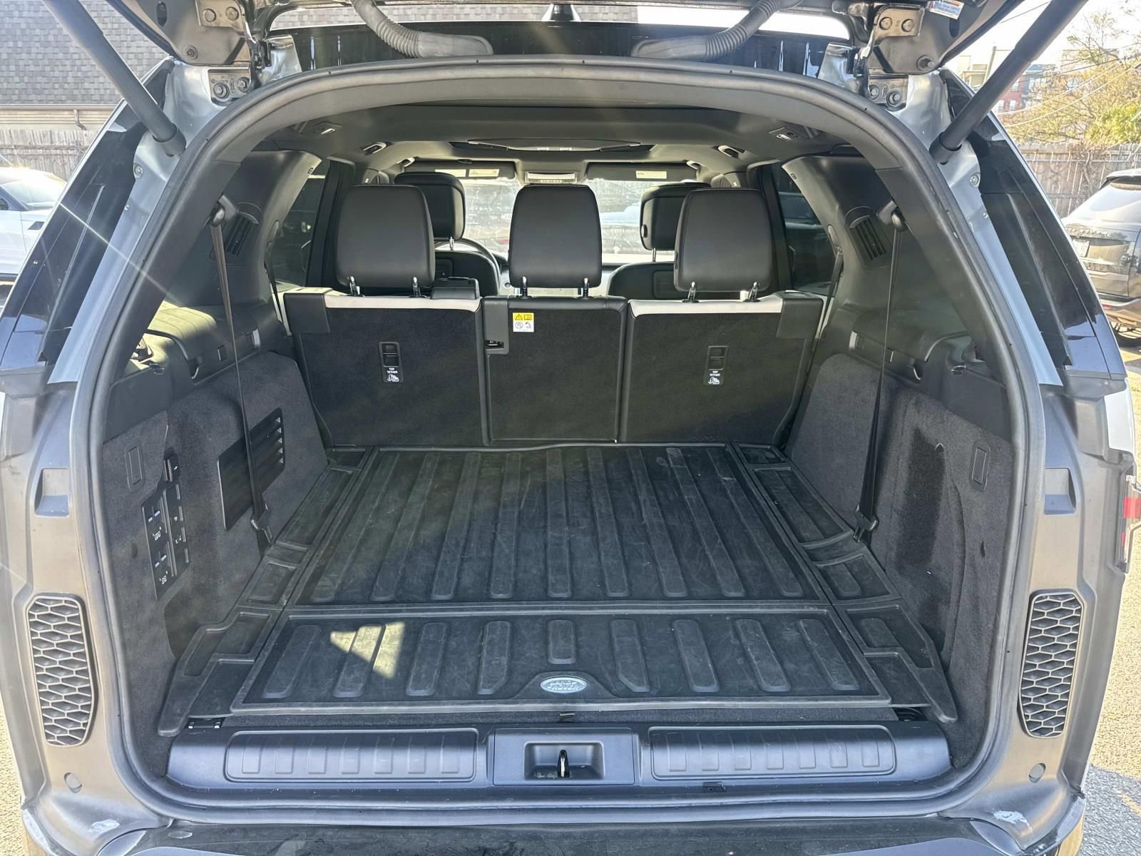 Used 2022 Land Rover Discovery S R-Dynamic image 8