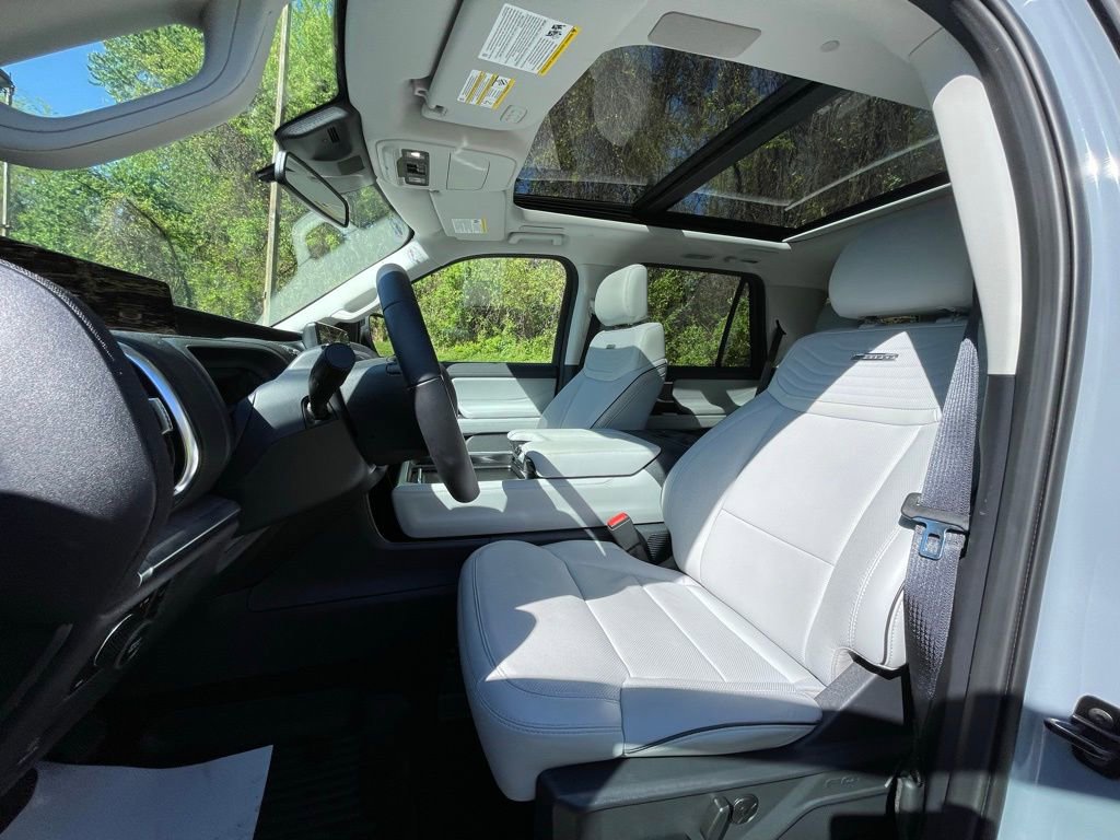 Used 2025 Ford Expedition Platinum w/ Platinum Ultimate Package AWD/4WD image 38