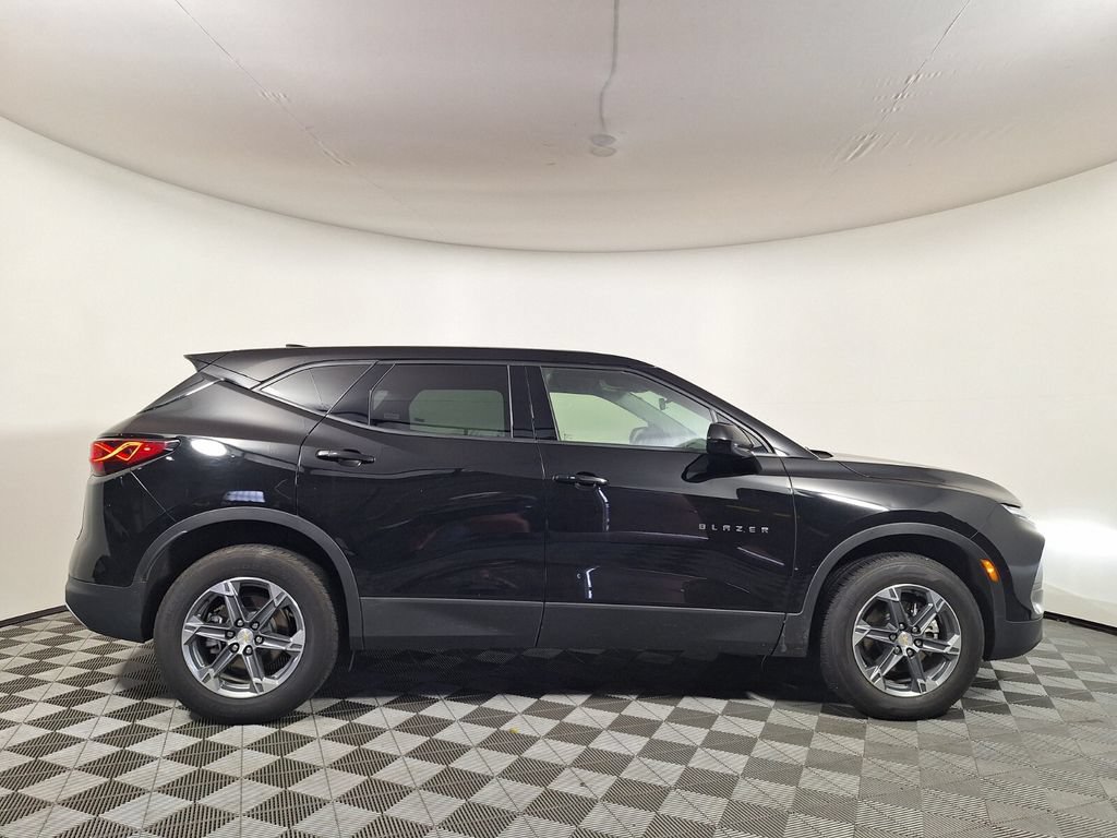 Used 2025 Chevrolet Blazer LT FWD image 4
