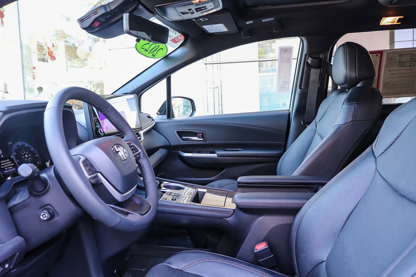 Used 2025 Toyota Sienna Platinum image 18