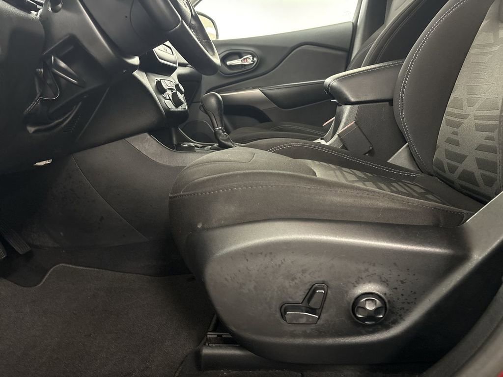 Used 2019 Jeep Cherokee Latitude AWD/4WD image 12