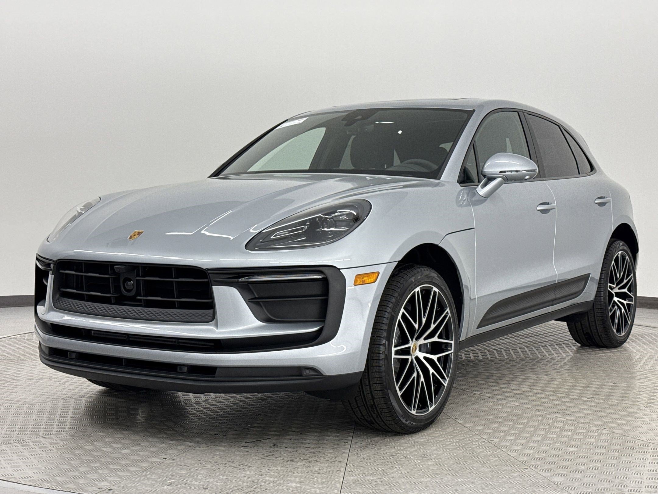 Used 2025 Porsche Macan AWD/4WD image 1