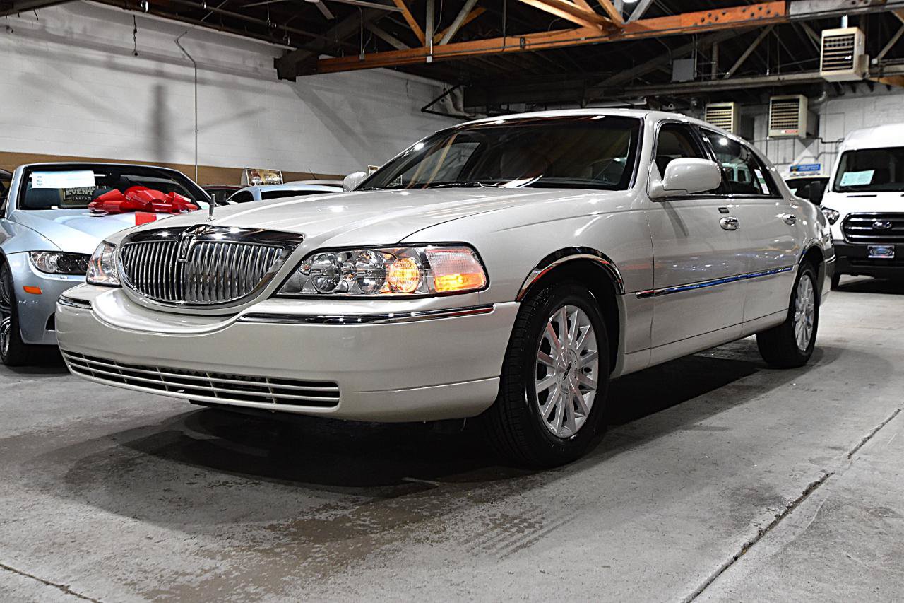 Used 2006 Lincoln Town Car Signature RWD image 3
