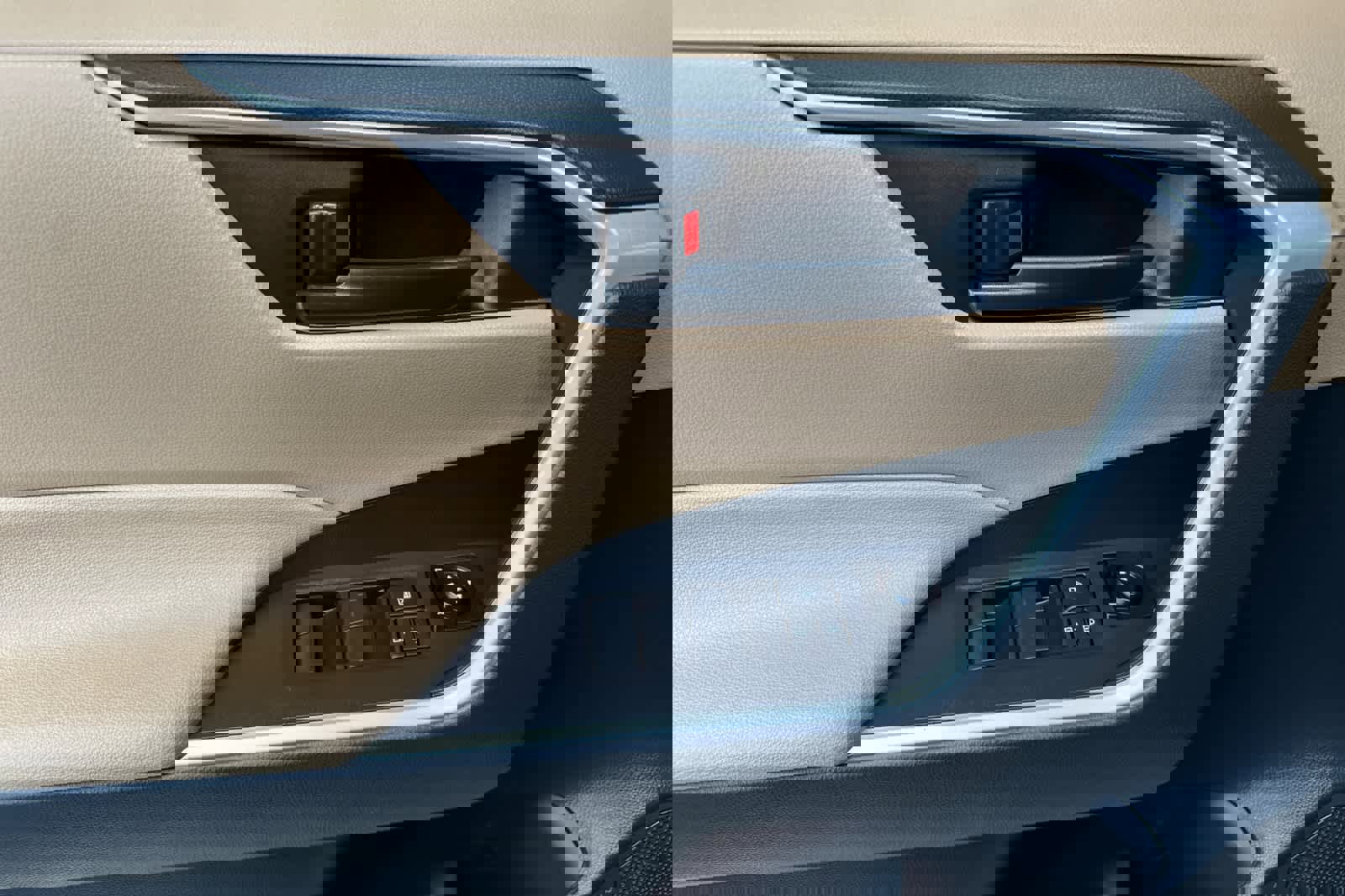 Used 2025 Toyota RAV4 LE AWD/4WD image 12