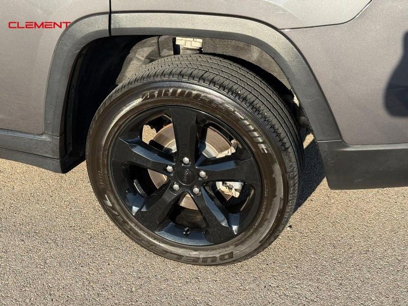 Used 2023 Jeep Grand Cherokee L Laredo AWD/4WD image 4