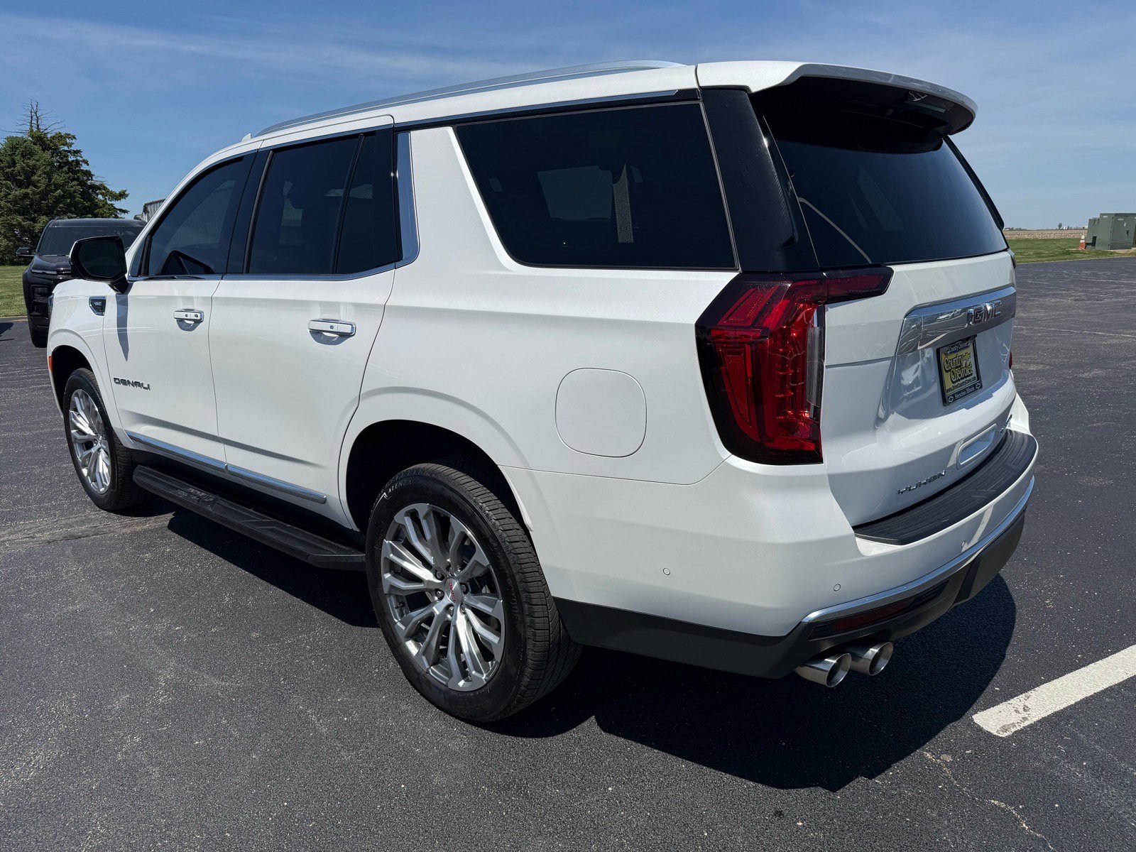 Used 2024 GMC Yukon Denali w/ Advanced Technology Package AWD/4WD image 3