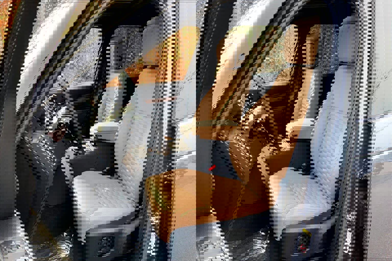 Used 2025 Land Rover Discovery Dynamic SE image 9