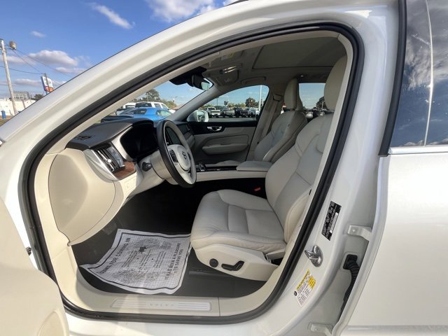 Used 2022 Volvo XC60 B5 Momentum w/ Climate Package image 11