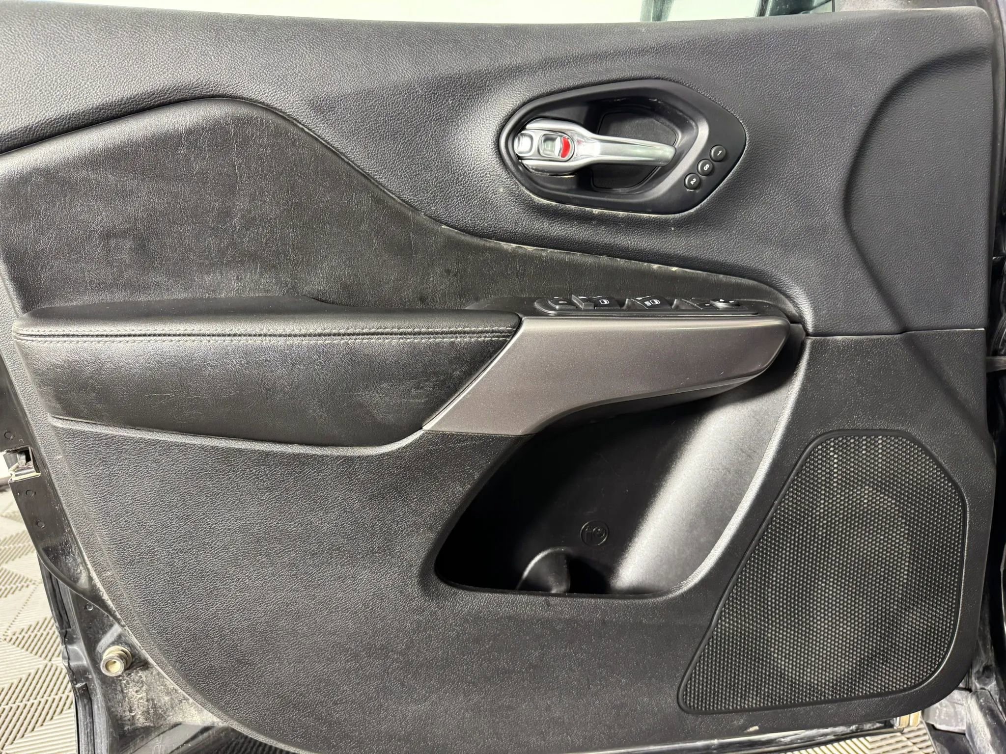 Used 2019 Jeep Cherokee Limited image 29