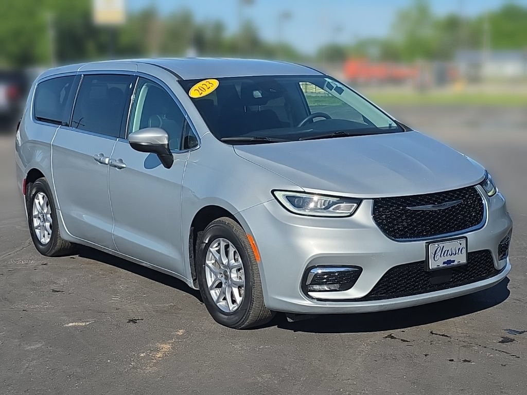 Used 2023 Chrysler Pacifica Touring-L FWD image 10
