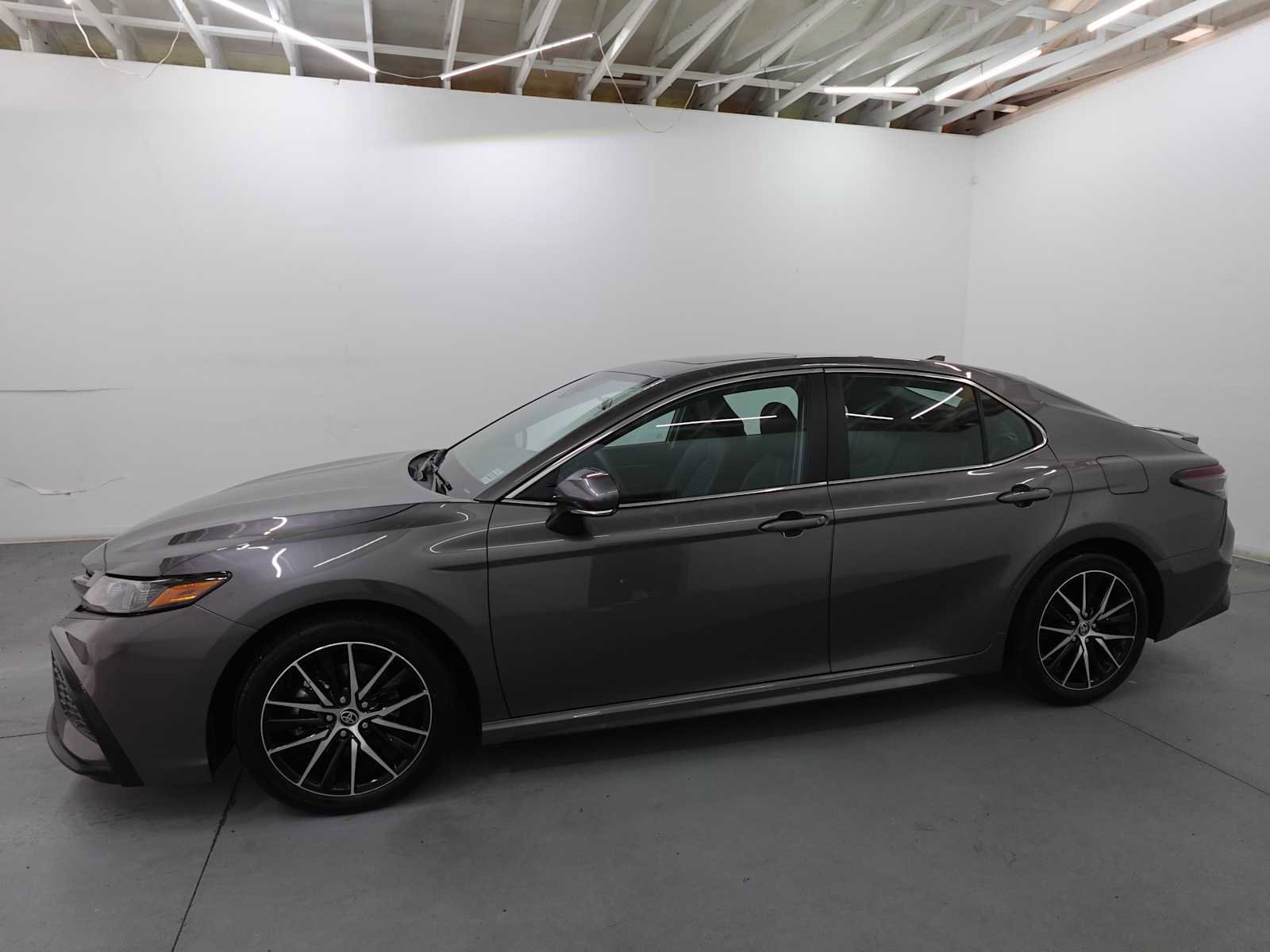 Used 2023 Toyota Camry SE w/ Cold Weather Package AWD/4WD image 8