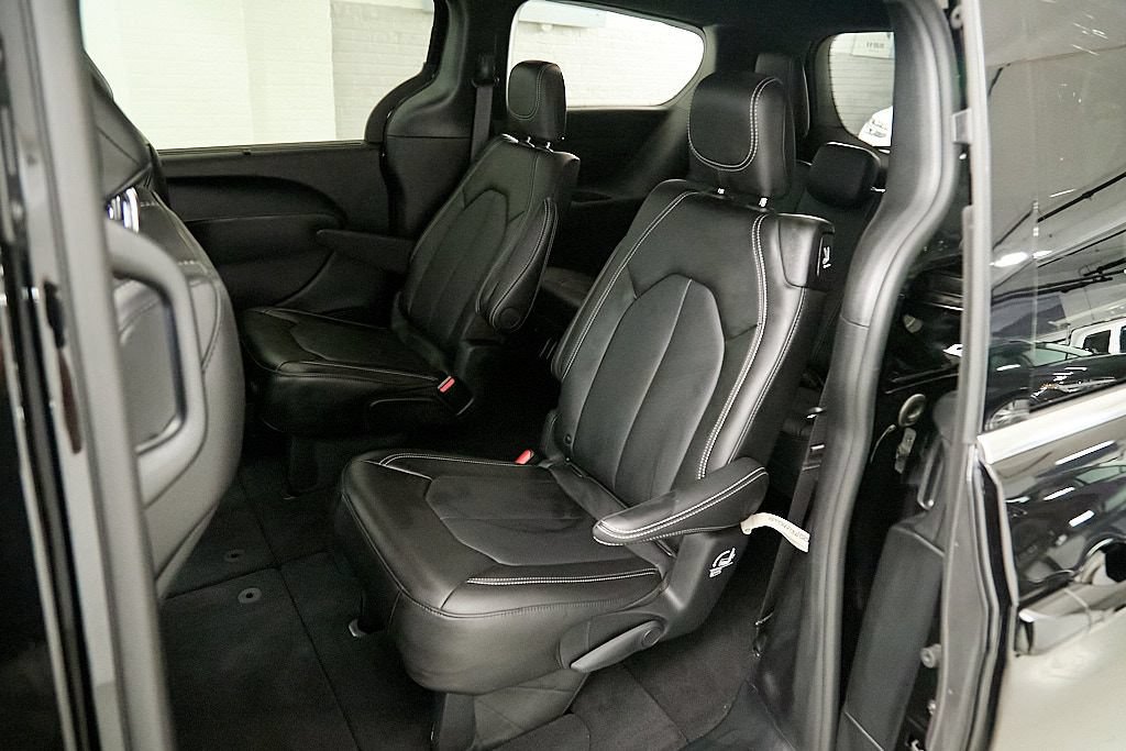 Used 2025 Chrysler Pacifica Select AWD/4WD image 18