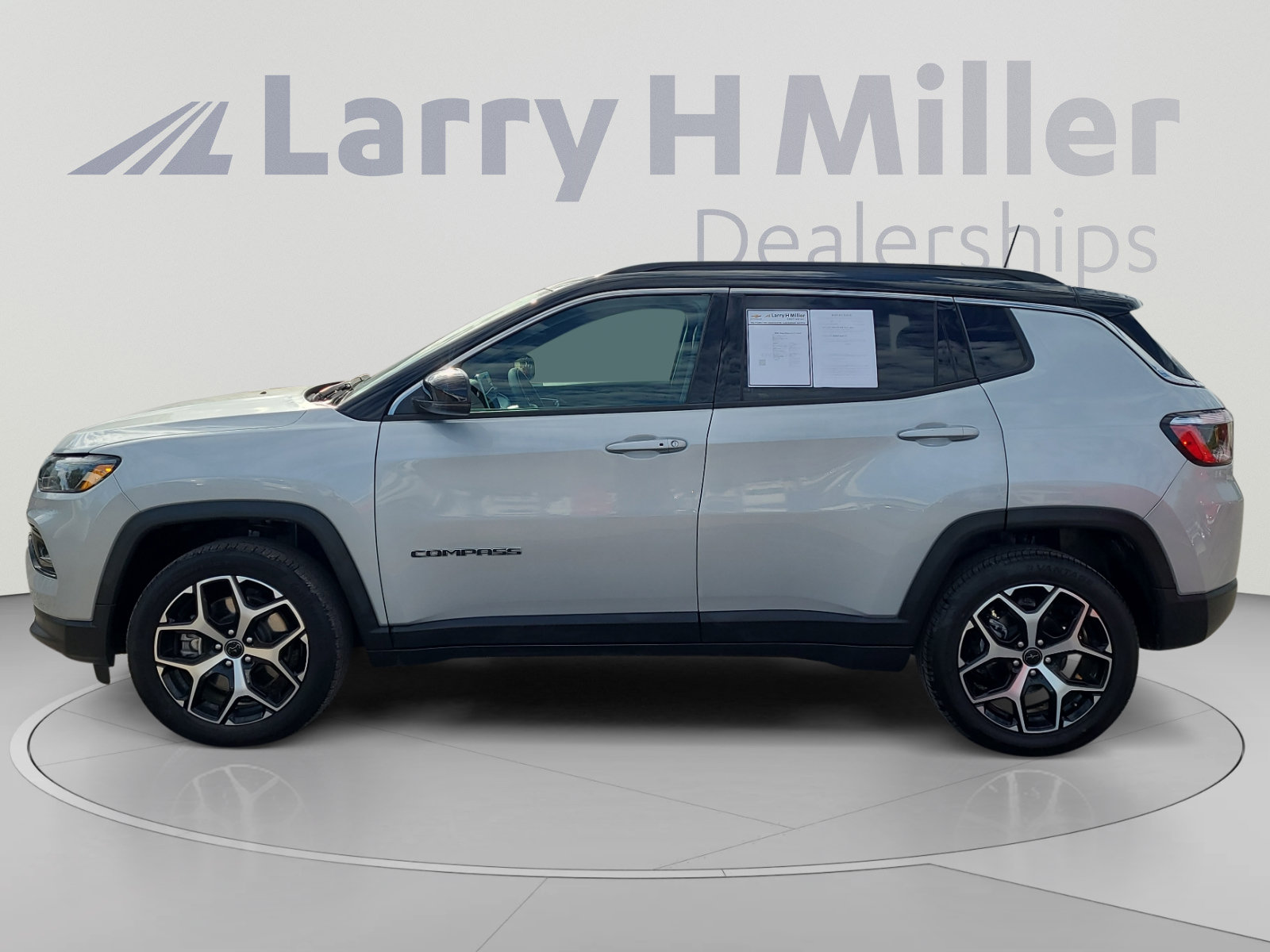 Used 2025 Jeep Compass Limited AWD/4WD image 2