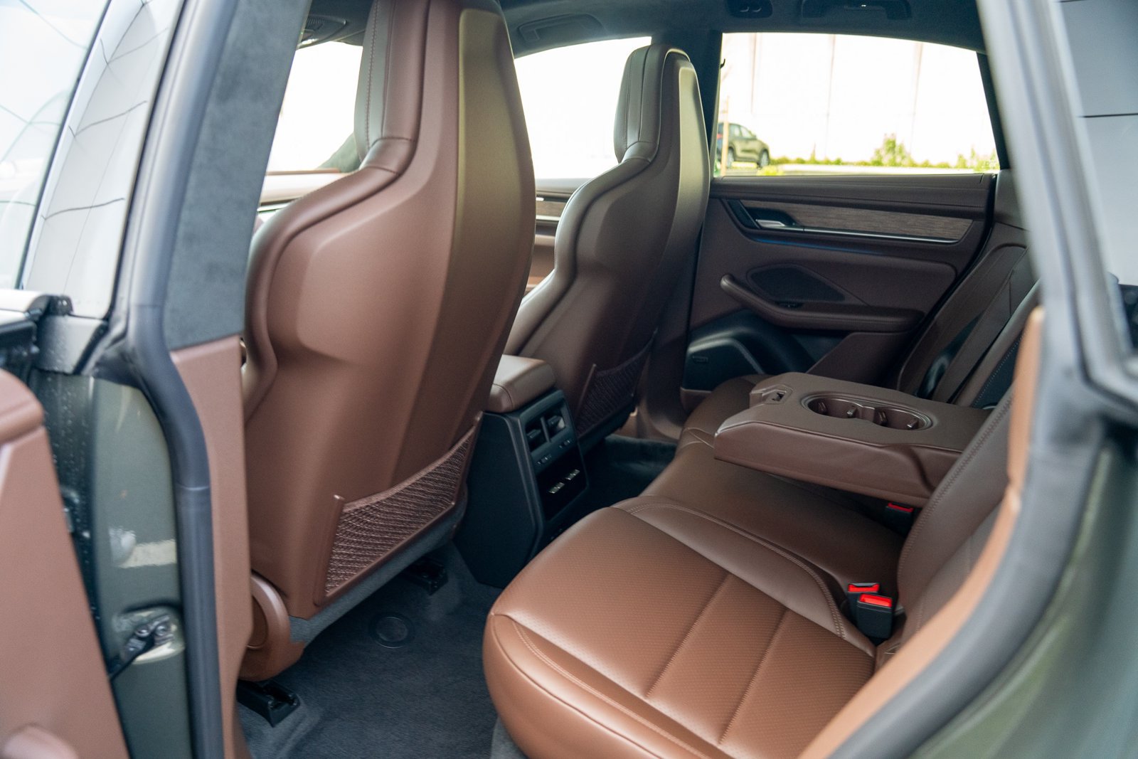 Certified 2025 Porsche Macan Turbo Electric AWD/4WD image 22