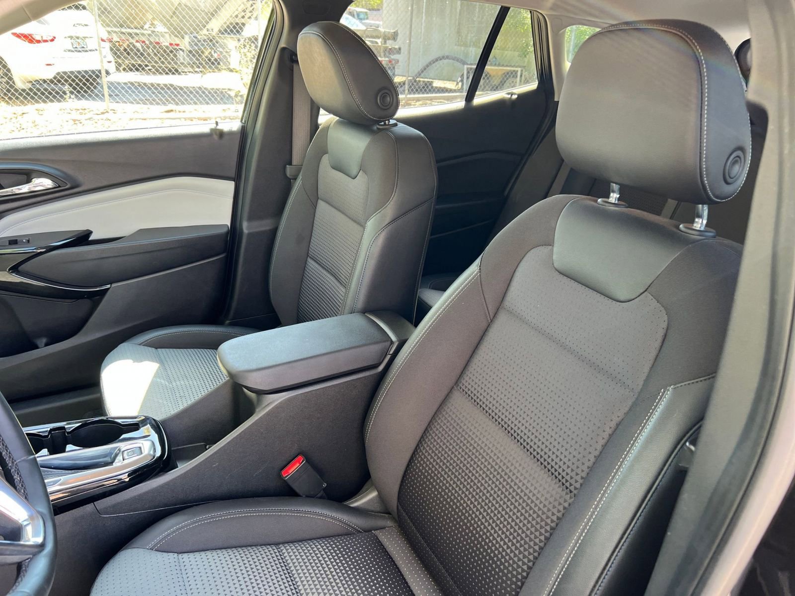 Used 2025 Chevrolet Trax LT w/ LT Convenience Package image 32