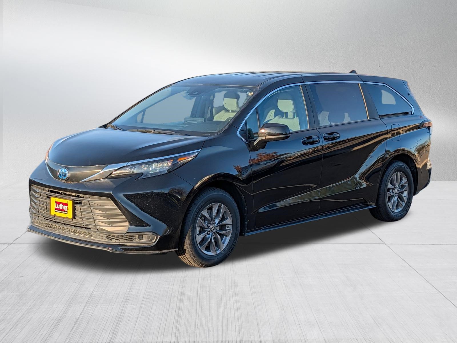 Used 2025 Toyota Sienna LE FWD image 3