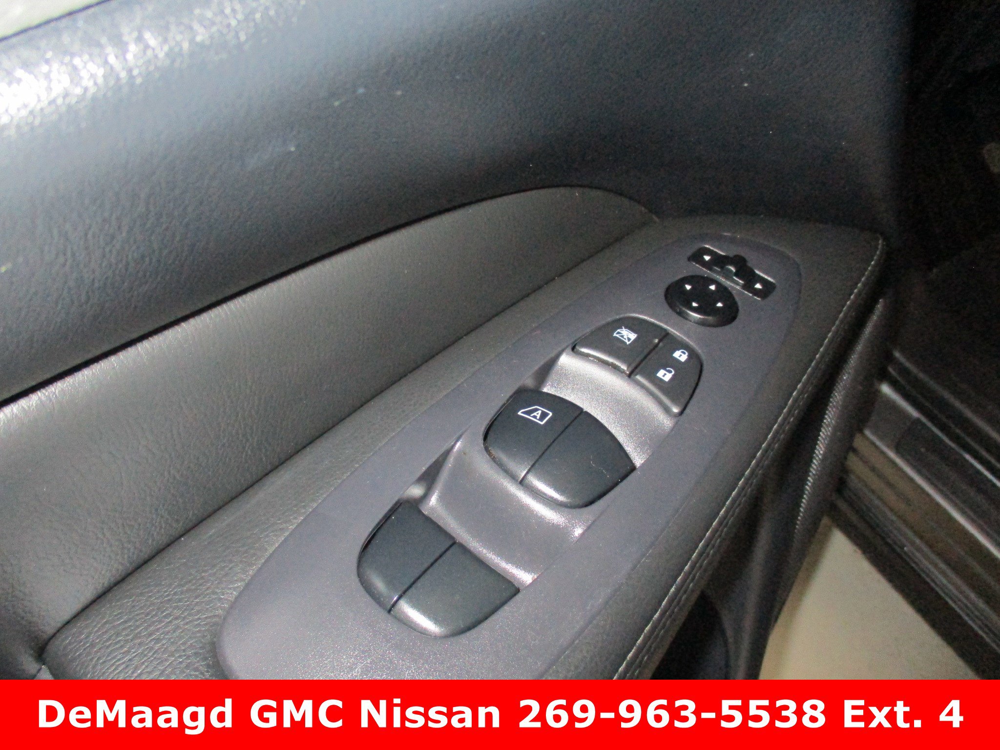 Used 2019 Nissan Pathfinder S image 12