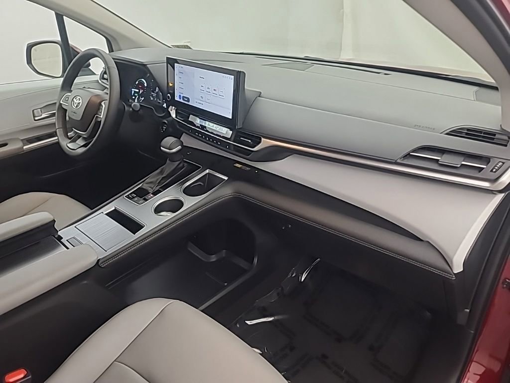 Used 2026 Toyota Sienna XLE image 15