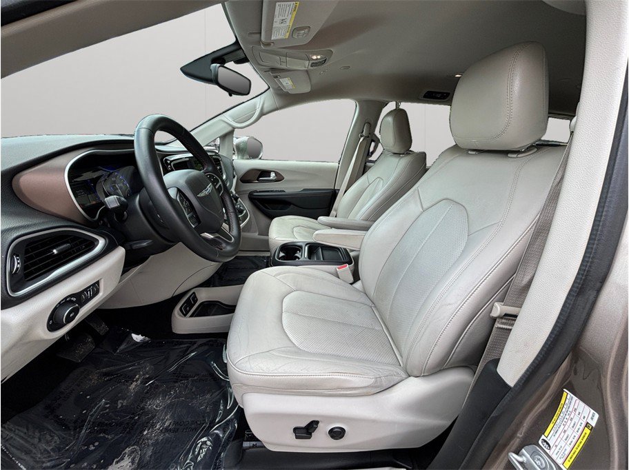 Used 2018 Chrysler Pacifica Touring-L FWD image 2
