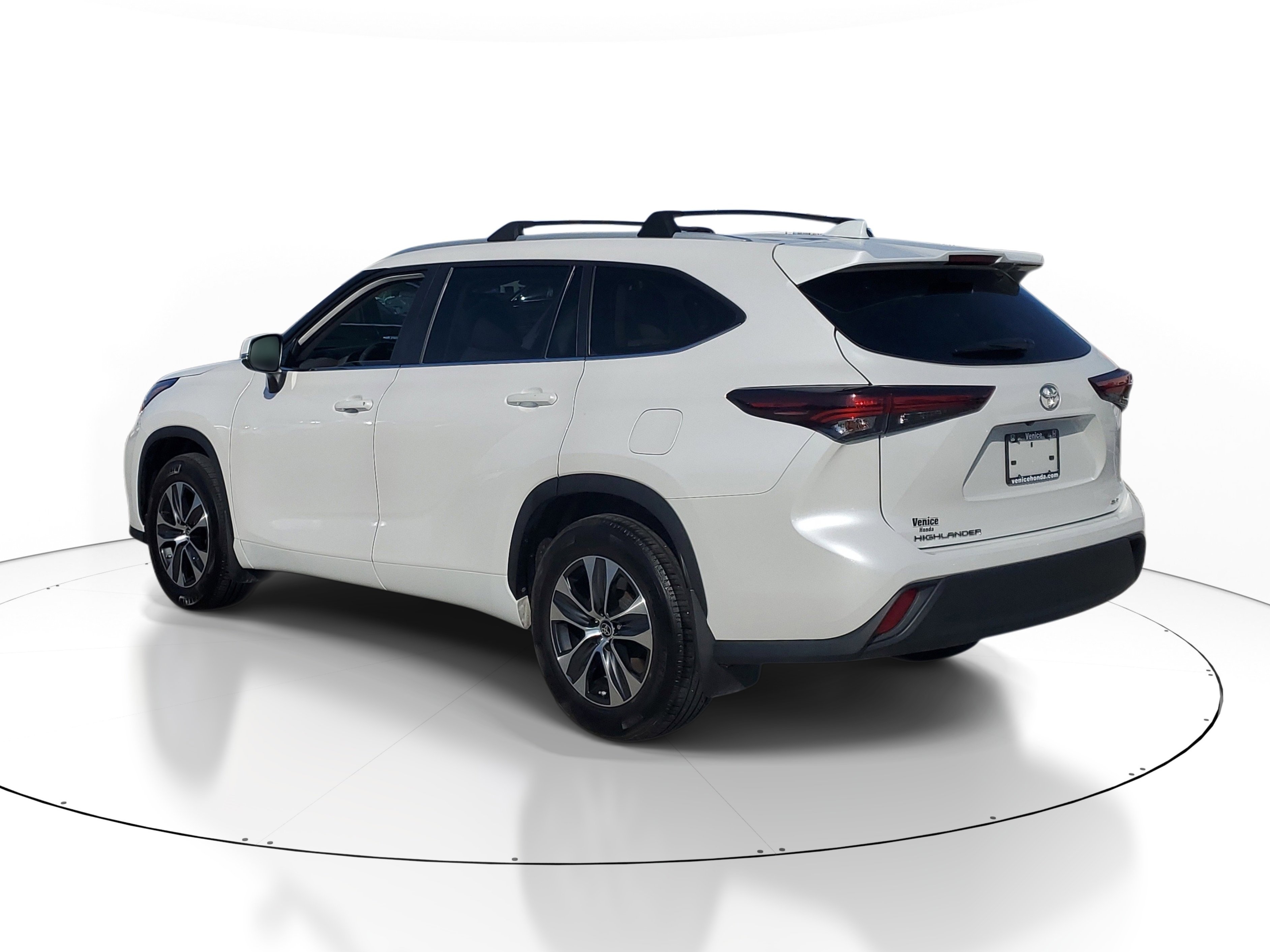 Used 2024 Toyota Highlander XLE FWD image 4