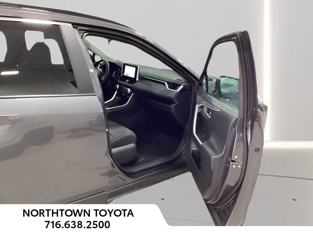 Used 2025 Toyota RAV4 XLE AWD/4WD image 17
