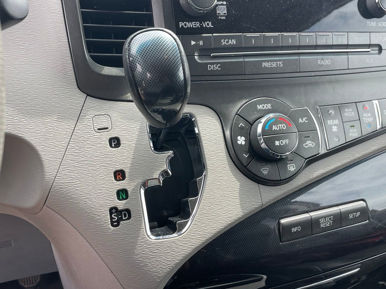 Used 2014 Toyota Sienna SE image 6