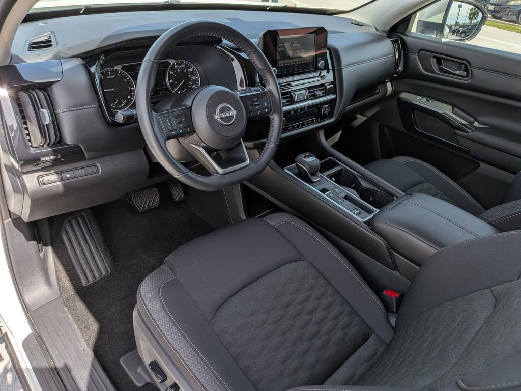 Used 2024 Nissan Pathfinder SV image 12