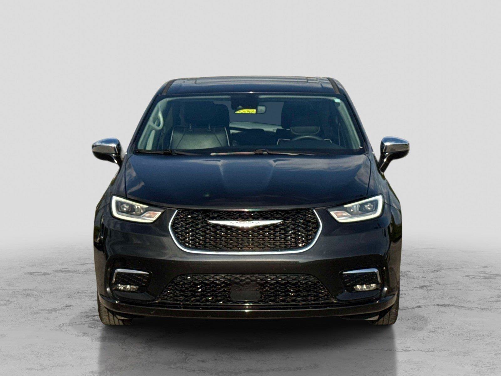 Used 2023 Chrysler Pacifica Limited FWD image 2