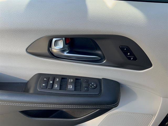 Used 2023 Chrysler Pacifica Touring-L FWD image 13