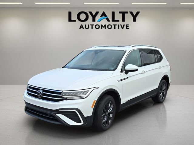 Used 2023 Volkswagen Tiguan SE w/ Panoramic Sunroof Package image 1