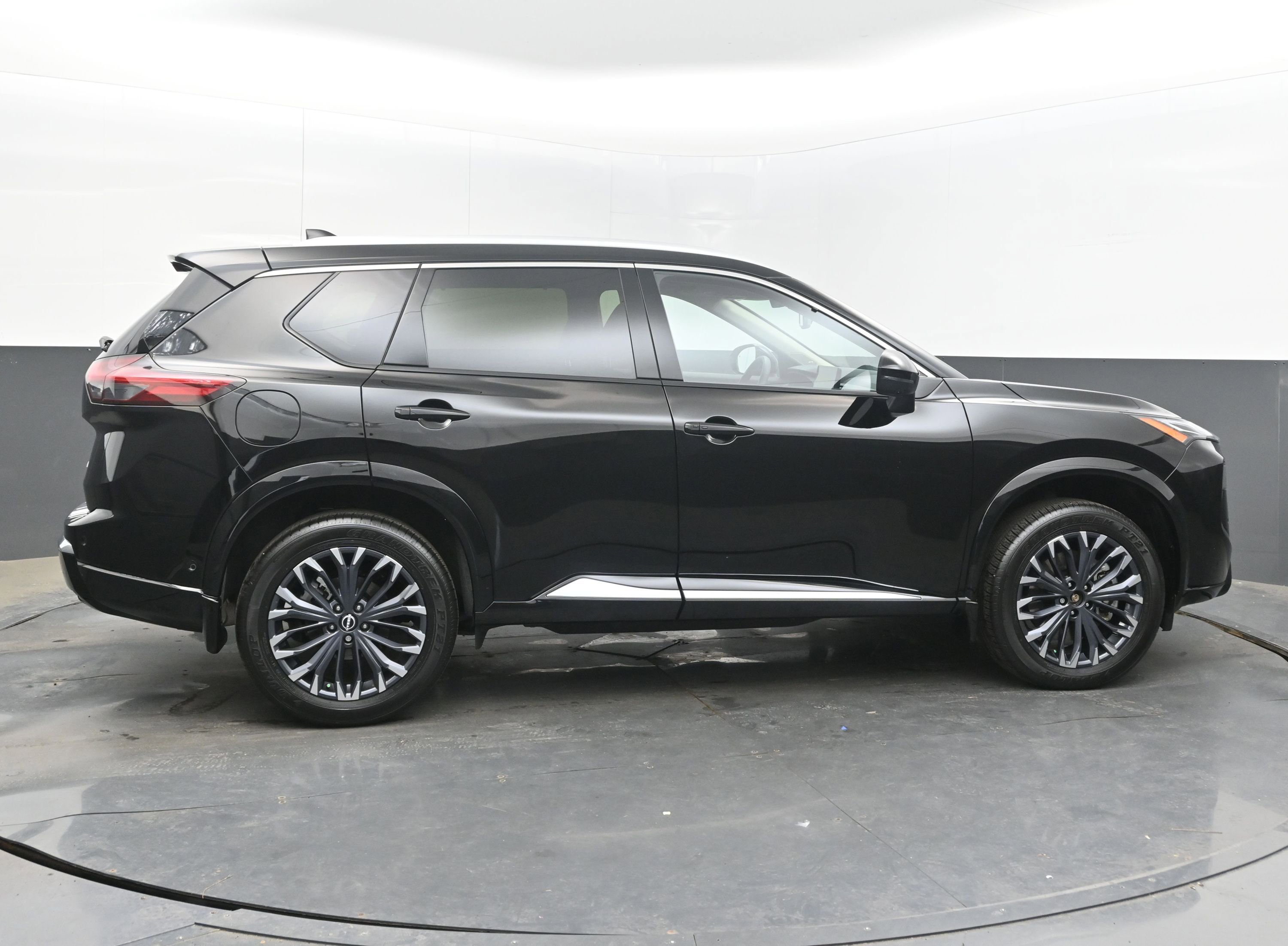 Certified 2025 Nissan Rogue Platinum w/ Tech Package image 8